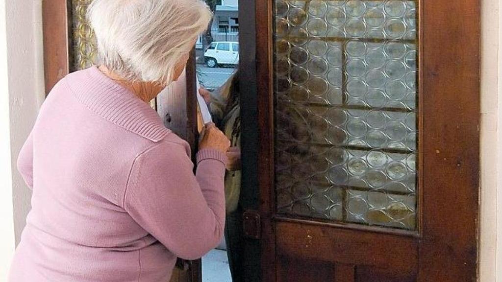 Reggio Emilia, anziana truffata in casa da un falso carabiniere: "Suo figlio ha investito un ciclista"