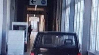 «Non trovavo posto». Denunciato l'uomo che ha parcheggiato la Panda nei corridoi dell'ospedale di Livorno