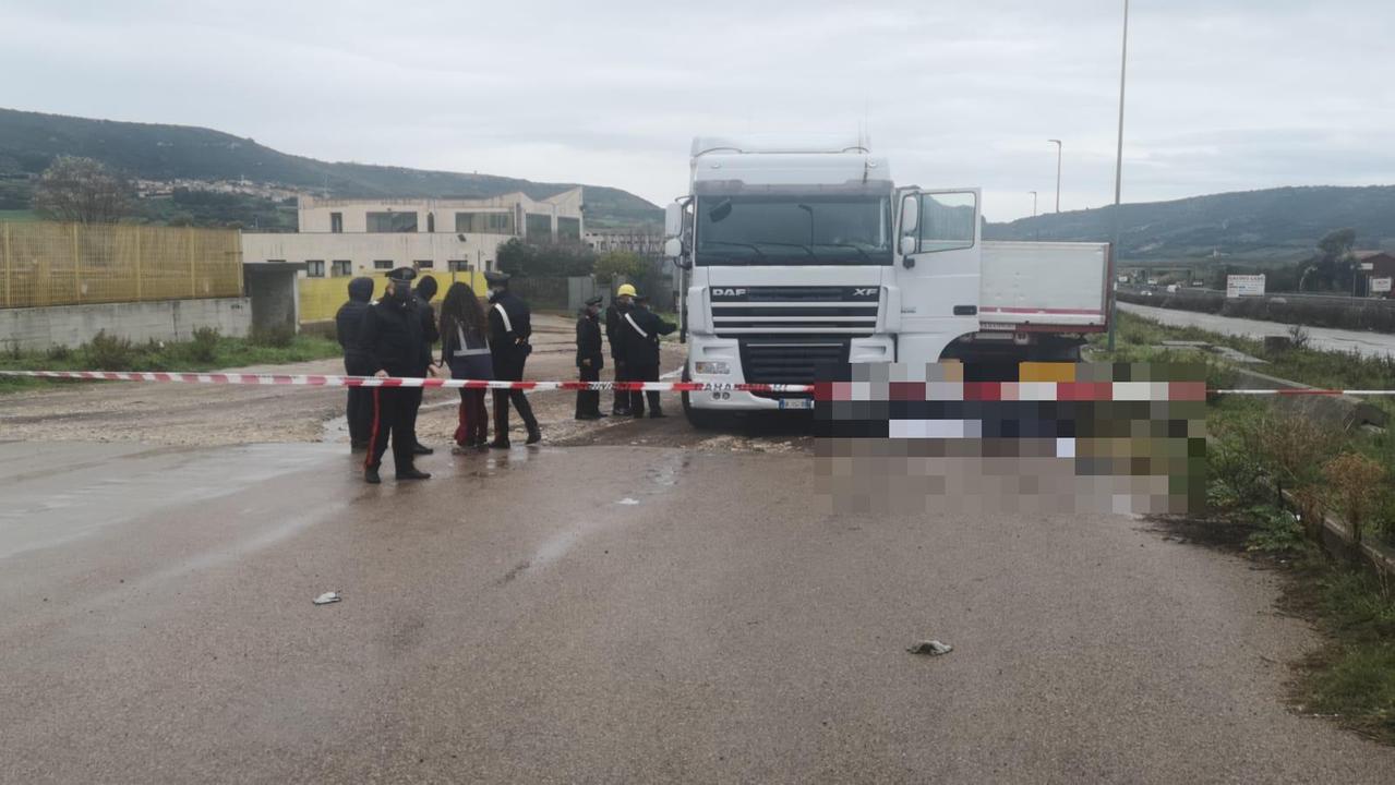 Incidente sul lavoro a Muros, camionista muore schiacciato 