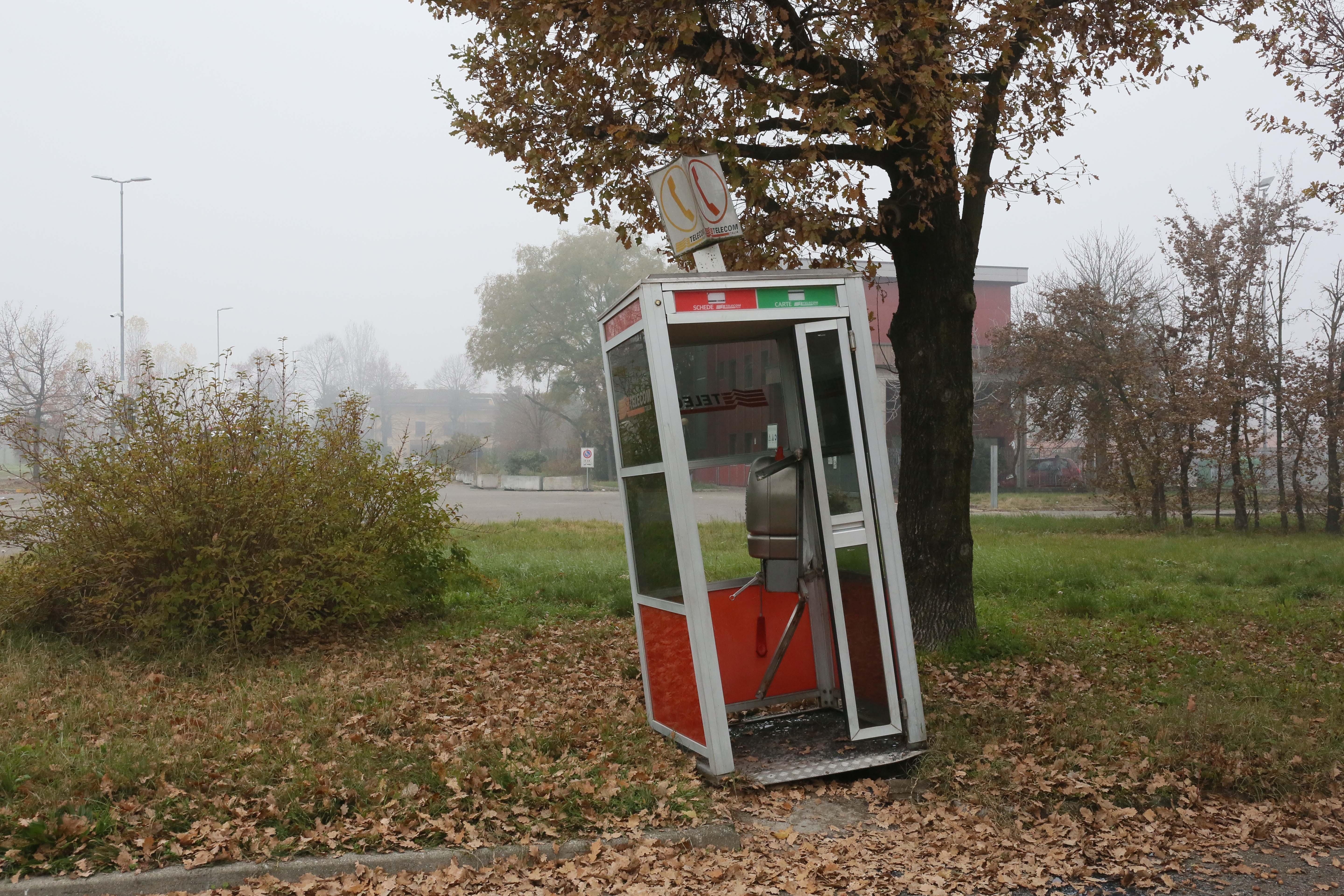 Reggio Emilia, legano una corda all'auto per sradicare una cabina telefonica 