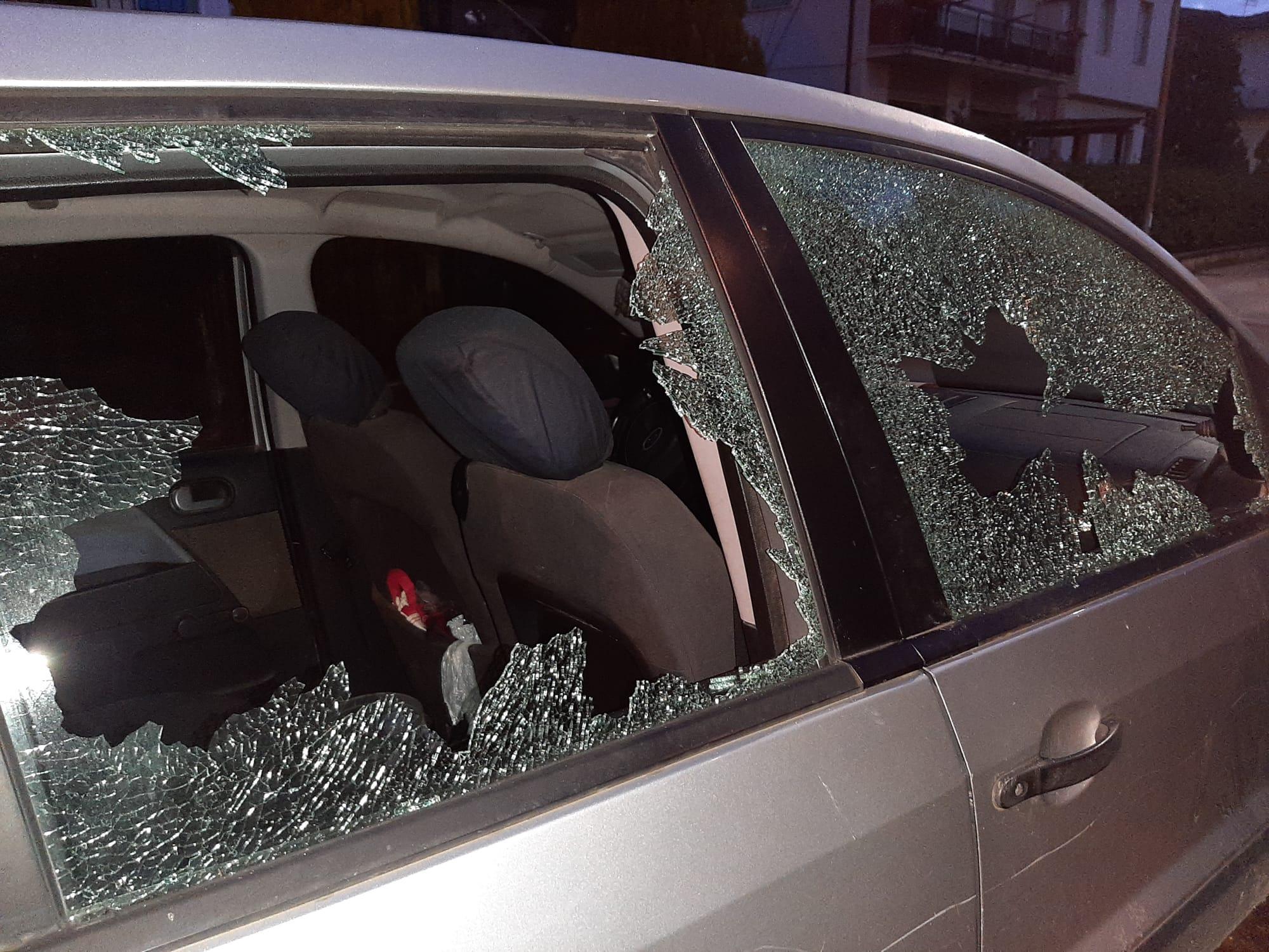 I vetri spaccati di una delle auto parcheggiate in via De Gasperi a Castelfiorentino