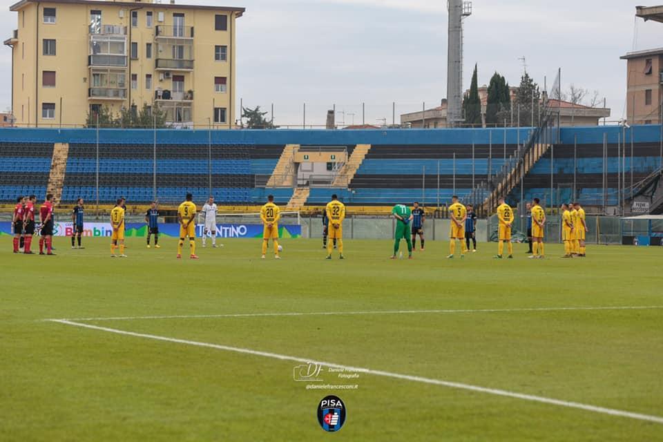Il minuto di raccogliemento in memoria di Diego Maradona prima di Pisa-Cittadella (Da Pisa Sporting Club)