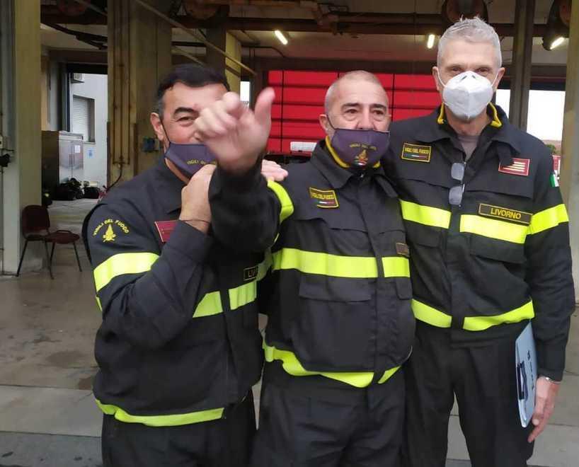 Marco Stasi, al centro, durante la festa in caserma