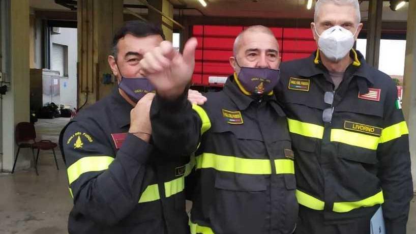 Marco Stasi, al centro, durante la festa in caserma