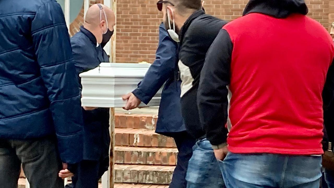 La piccola bara di Cosimo Polcino entra nella chiesa della Sacra Famiglia, nel quartiere Shangai, a Livorno (Foto di Dario Marzi)