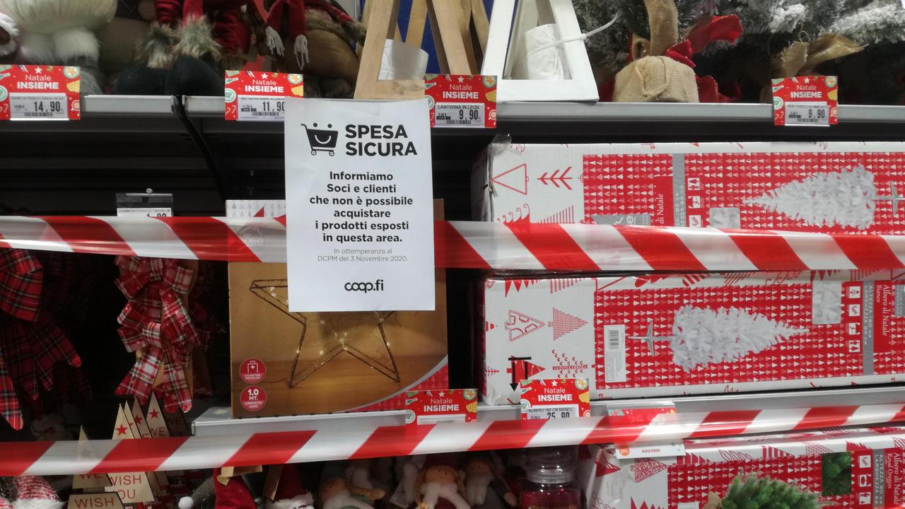 Scaffali dedicati agli addobbi natalizi alla Coop.fi in via Nenni a Pisa
