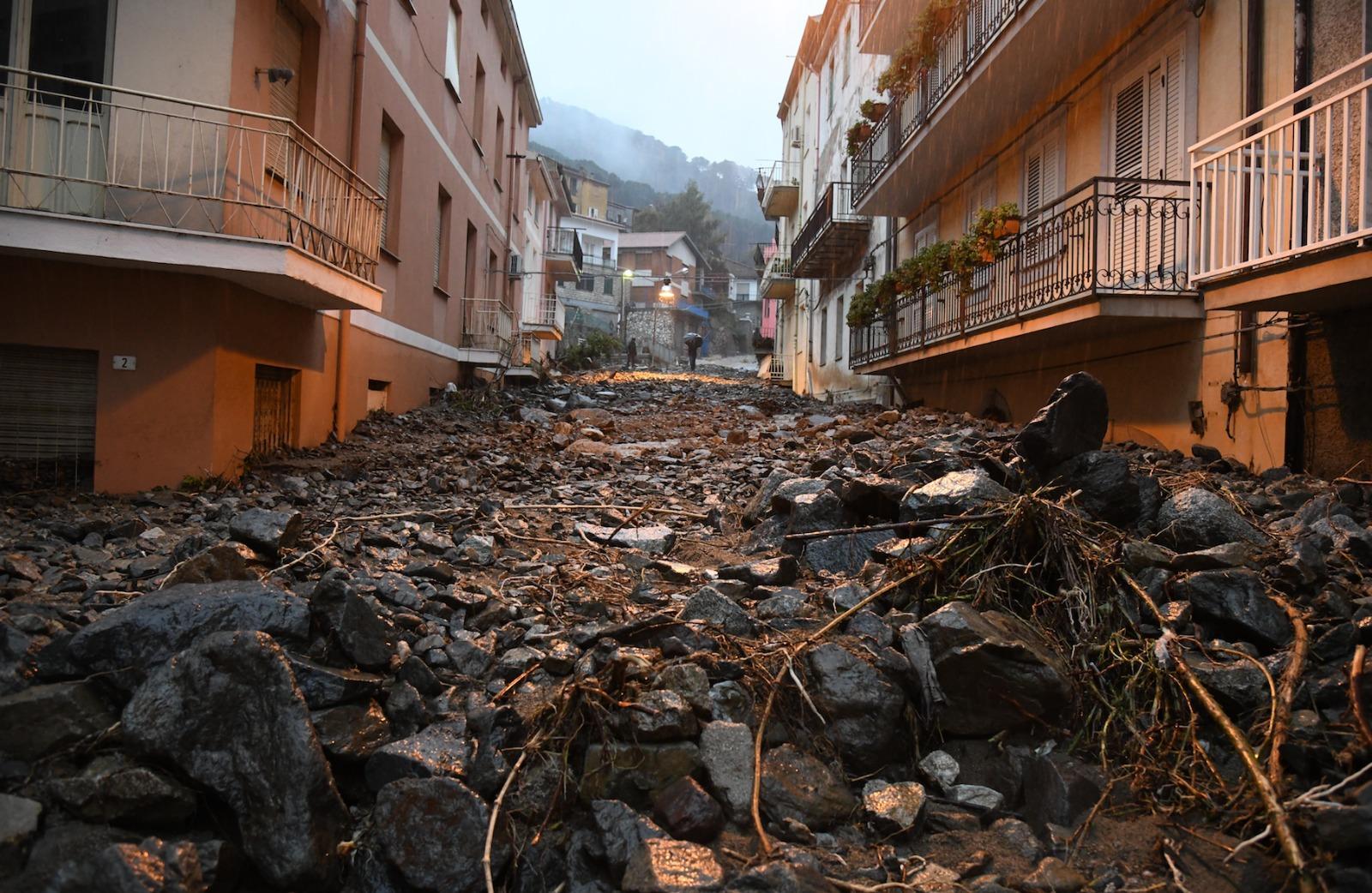 Fango e sassi nelle strade di Bitti (foto Massimo Locci)