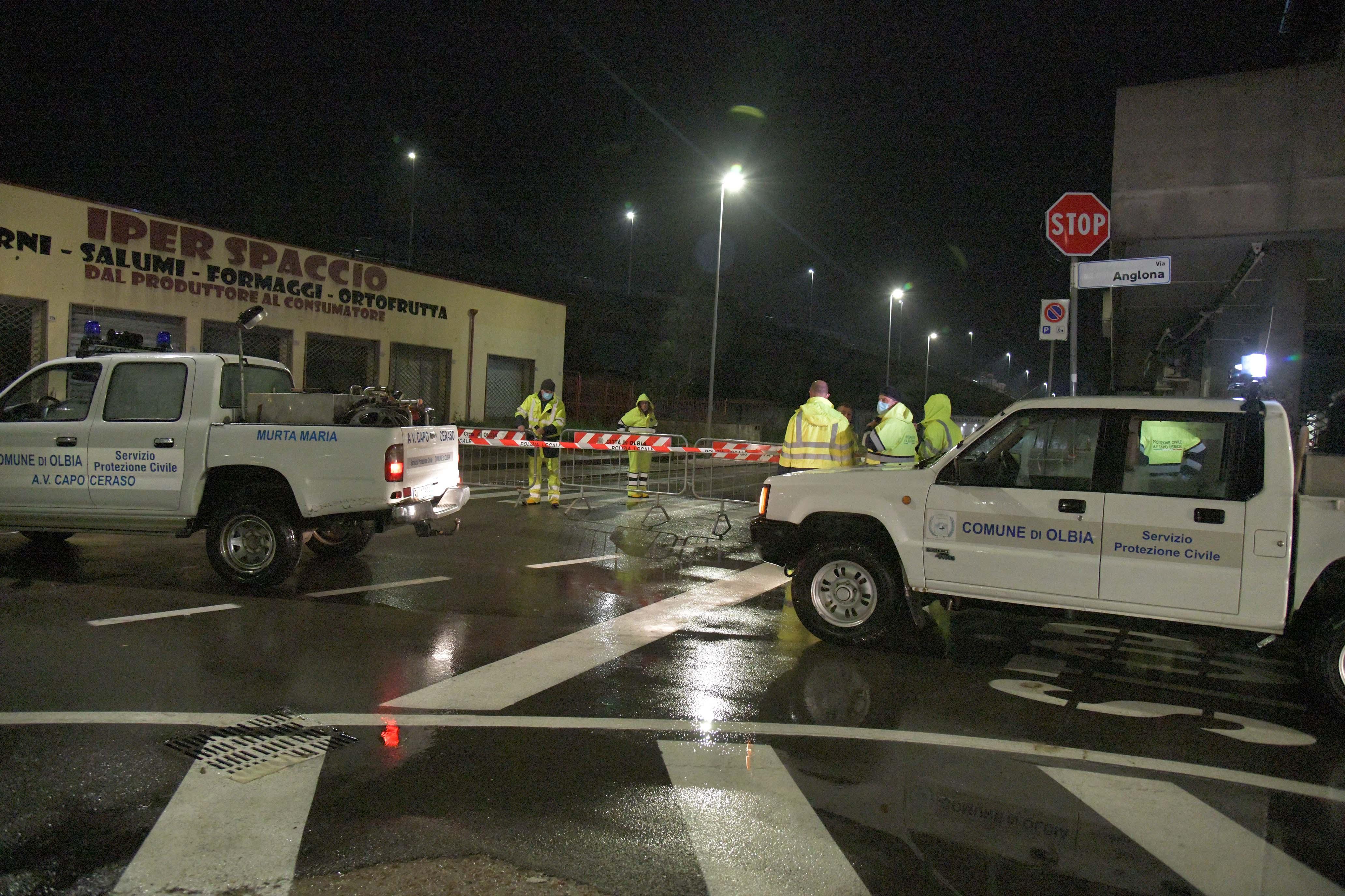 Gli operatori della Protezione civile al sottopasso di via Barbagia a Olbia (foto Giovanna Sanna)