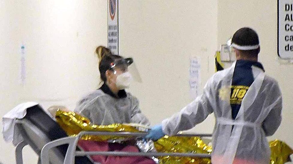 Virus, la strage non si ferma: 6 morti e i casi tornano a superare quota 100