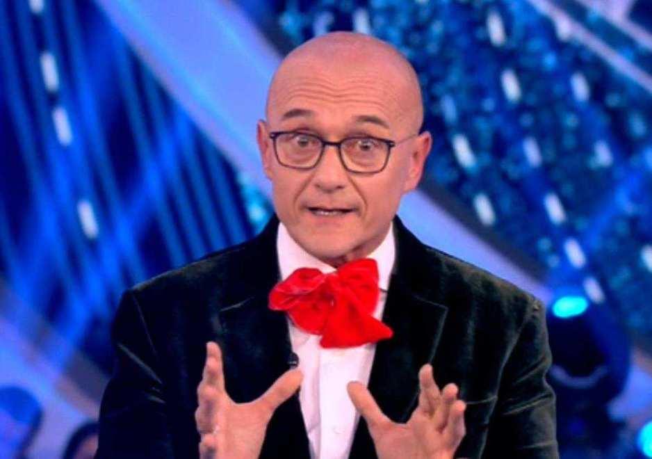 «Il Grande Fratello, una distrazione che aiuta» Signorini a ruota libera su tv, amori e gossip