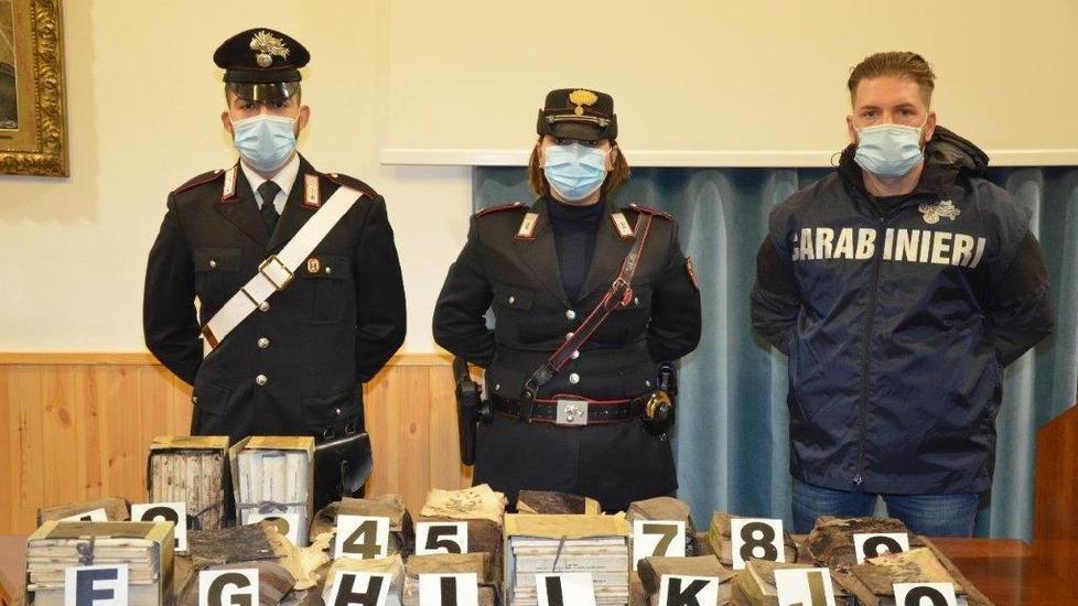 Provano a vendere volumi antichi rubati a un libraio di Lucca