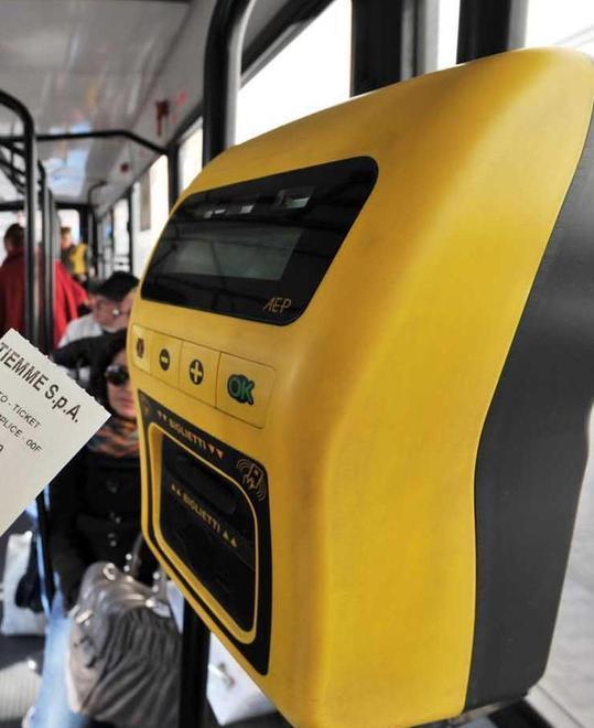Scivola in autobus per timbrare il biglietto