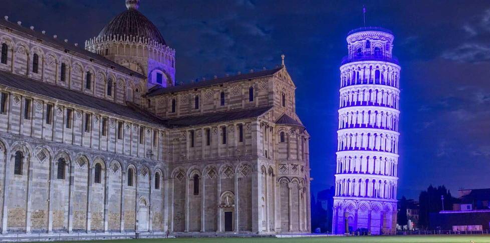 La Torre di Pisa si illumina di blu per “Bright, la Notte dei ricercatori”