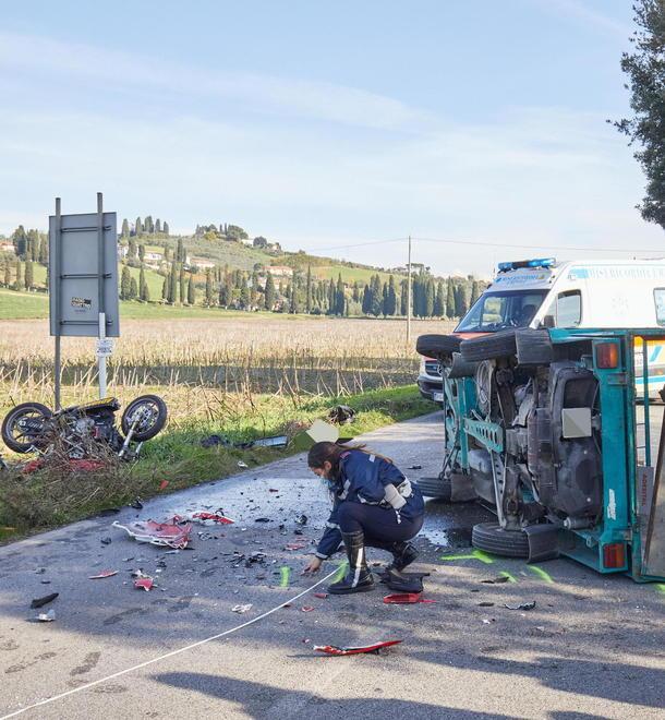 Schianto tra una moto e un’Ape Grave uno dei due conducenti 