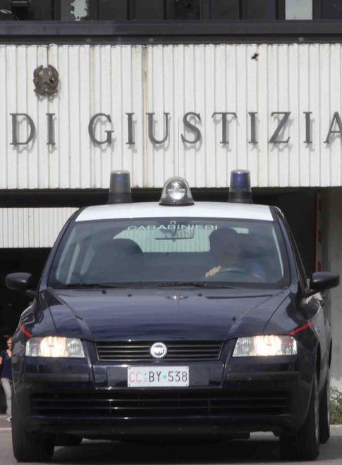 In tribunale con il coltello questa volta ci va una donna