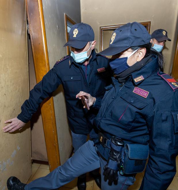 In cinque “bivaccano” nel vecchio edificio Intervento della Polizia 