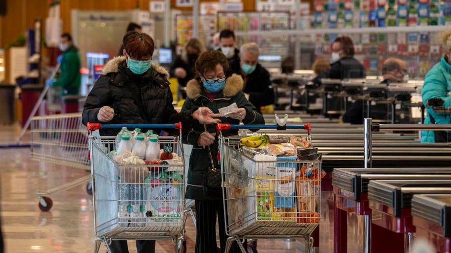 Spesa, entra una persona per famiglia