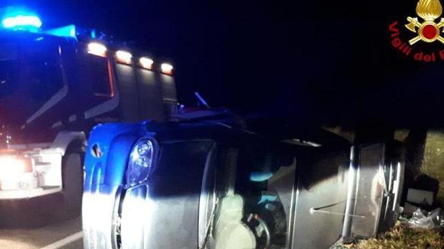La sua auto cappottata Soccorso dai pompieri