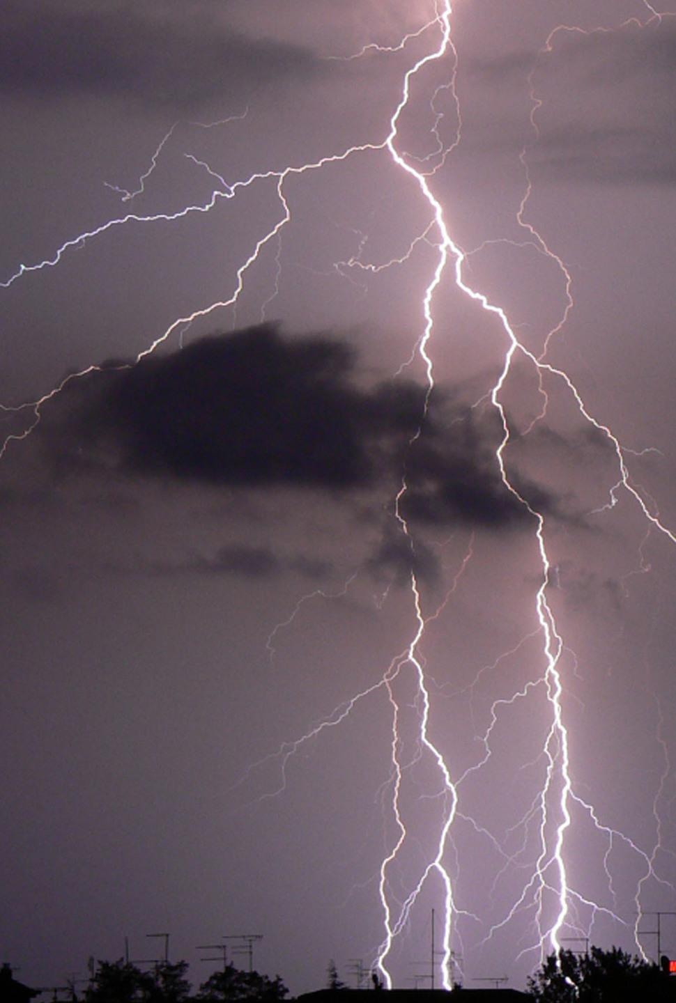 Allarme meteo, i sindaci chiudono le scuole