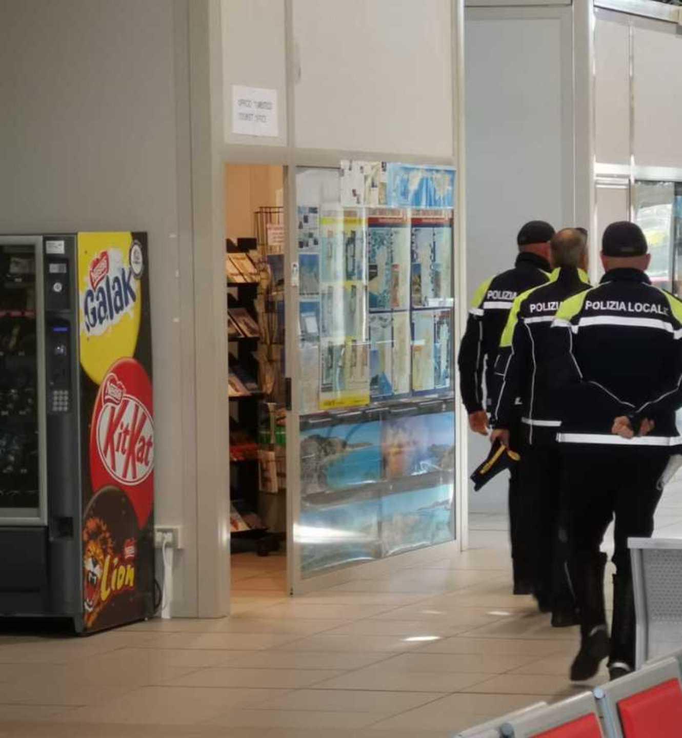 Nella stazione marittima ancora niente bar solo una macchinetta per le bevande