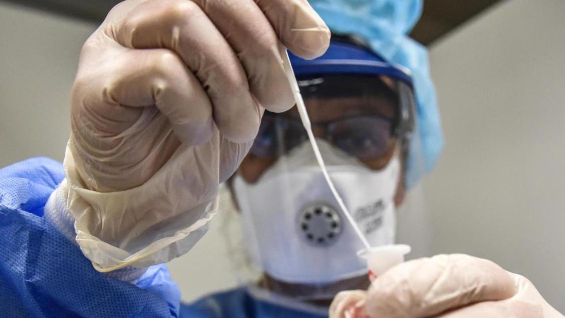 Chiusi in casa da un mese in attesa del tampone