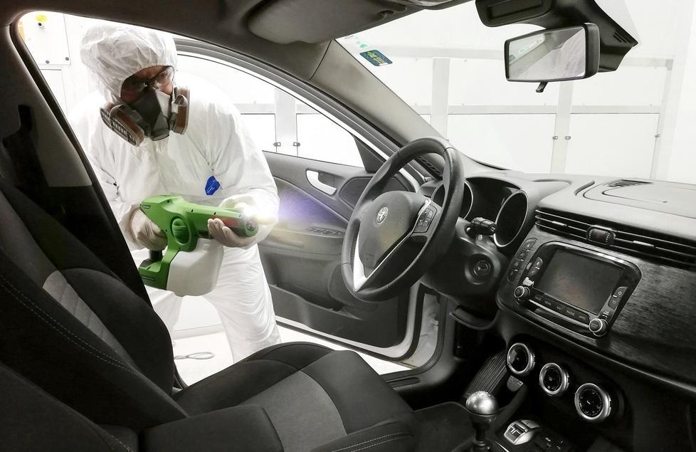 Modena Per igienizzare le auto adesso ci si “arma” anche di atomizzatore 