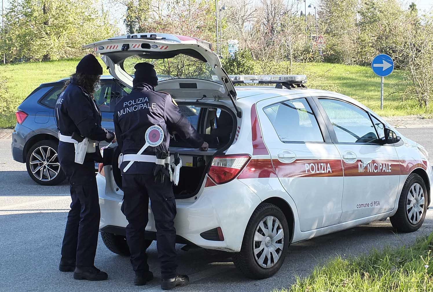 Una pattuglia della polizia municipale (foto archivio)