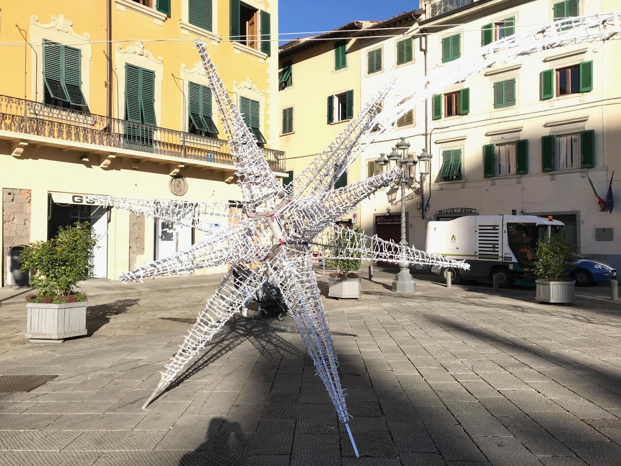 La grande stella cometa in piazza del Duomo verrà accesa insieme alle altre luminarie martedì 3 dicembre