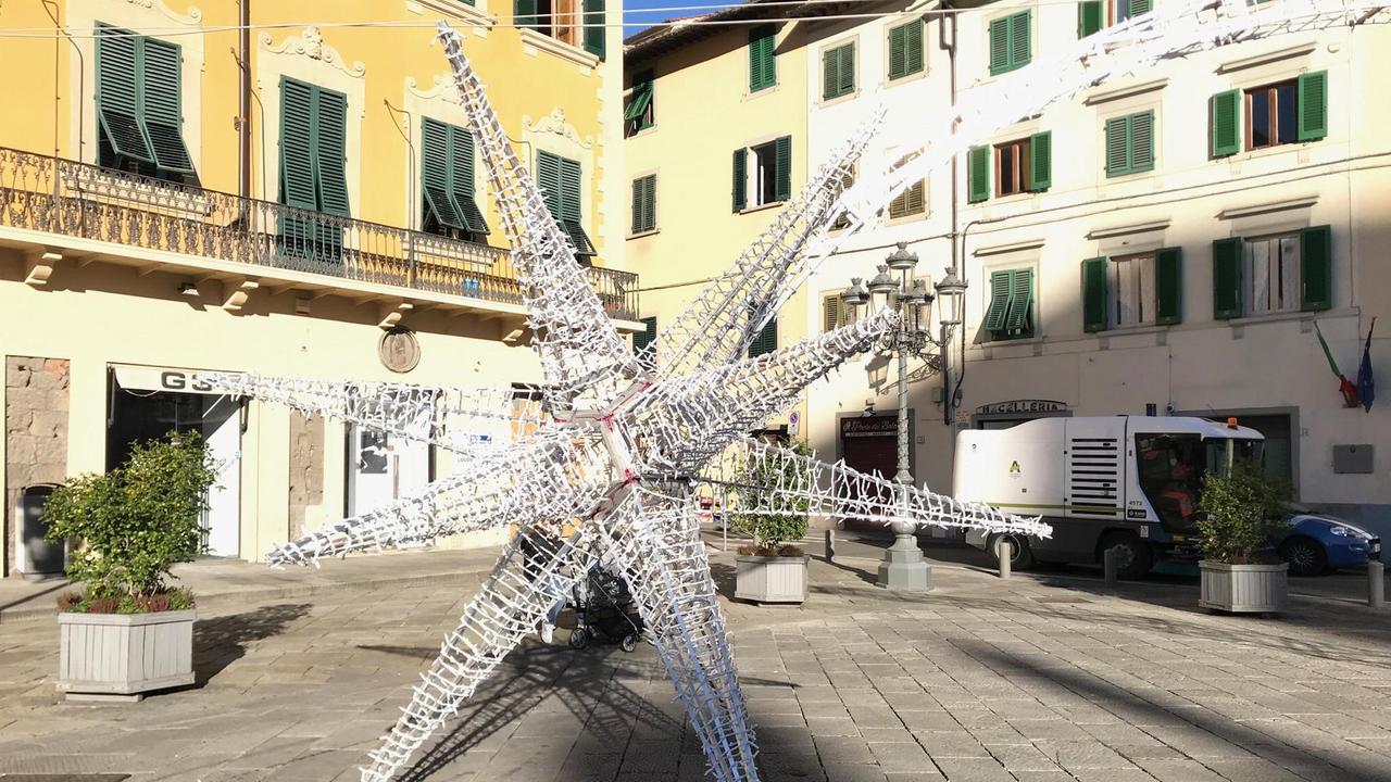 La grande stella cometa in piazza del Duomo verrà accesa insieme alle altre luminarie martedì 3 dicembre
