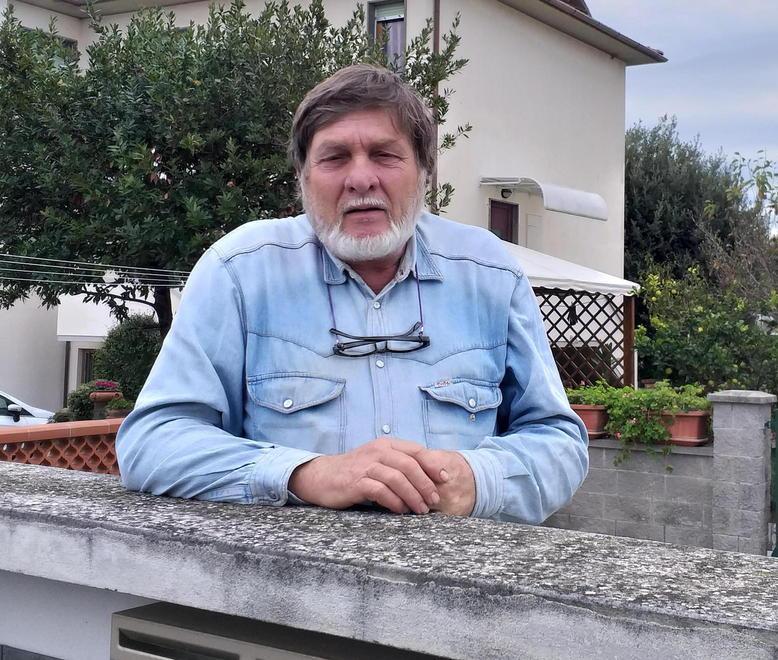 Grave la donna ustionata in casa, il testimone: «Ho sentito chiedere aiuto e l’ho vista in strada disperata» 