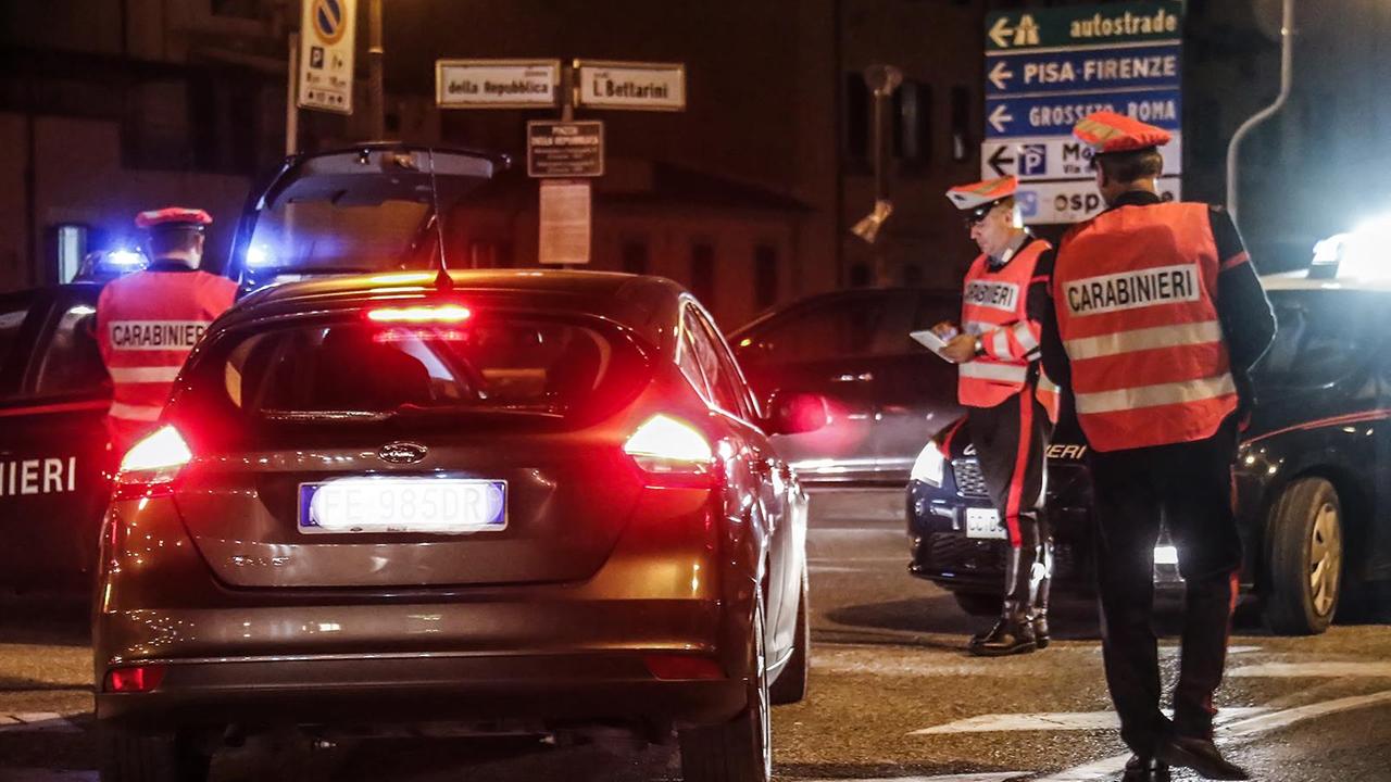 Un controllo dei carabinieri in piazza della Repubblica (foto d'archivio)