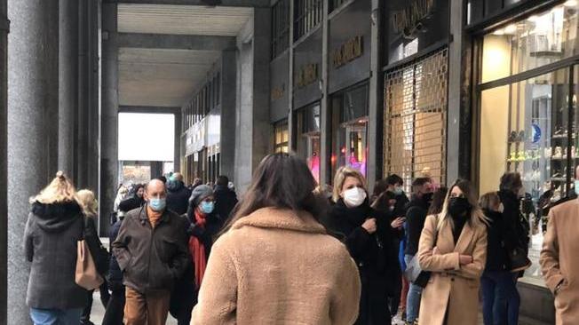Covid: folla in centro Torino per riapertura negozi