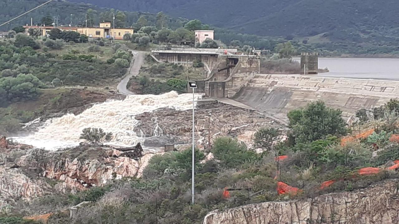 La diga Maccheronis tracima, evacuate le abitazioni in pericolo a valle