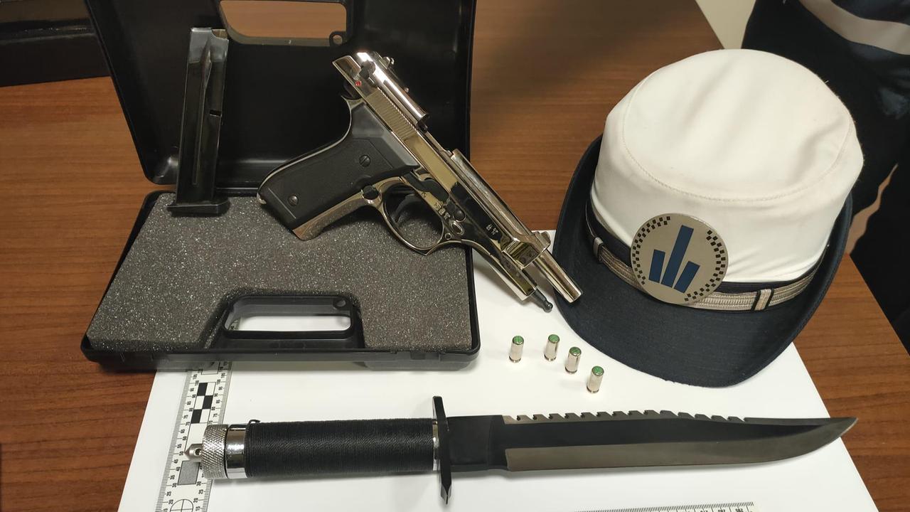 Guastalla, spara in aria al mercato gridando "Ce la faremo": in casa aveva proiettili e un coltello da Rambo