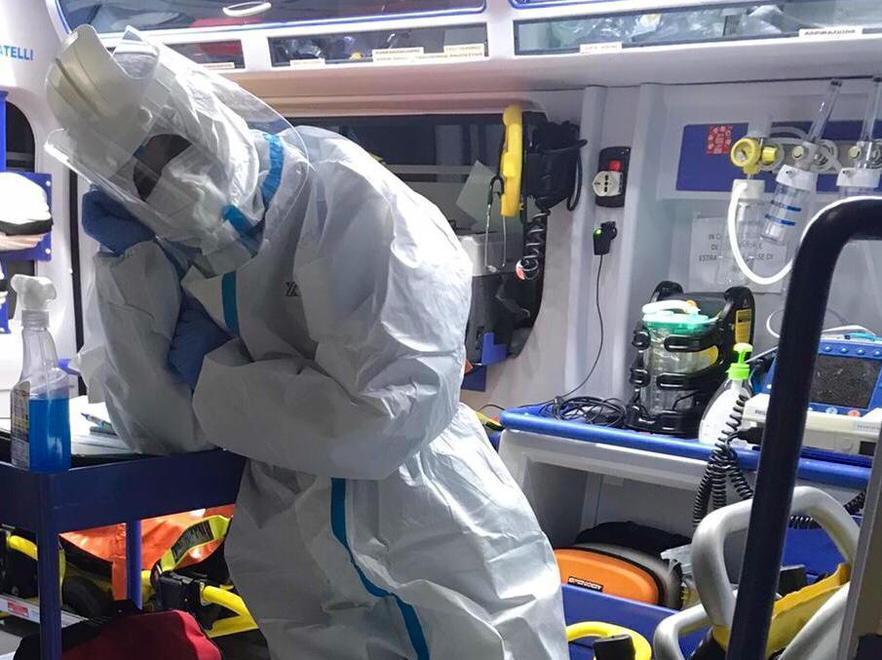 Il racconto di una volontaria sull'ambulanza: «Le notti aspettando che il telefono suoni e partire vincendo la paura» 