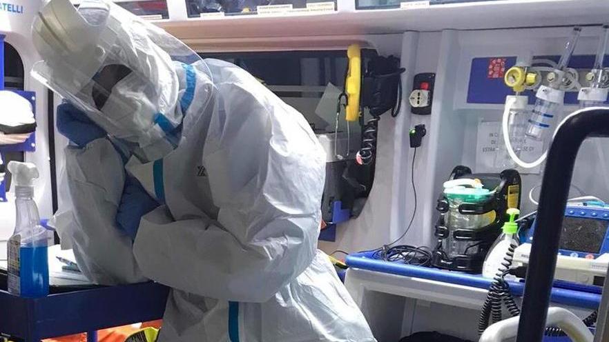 Il racconto di una volontaria sull'ambulanza: «Le notti aspettando che il telefono suoni e partire vincendo la paura»