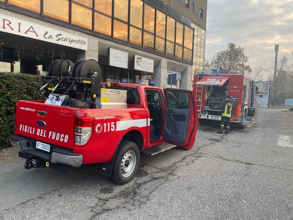 Allarme incendio sotto la sede della polizia locale