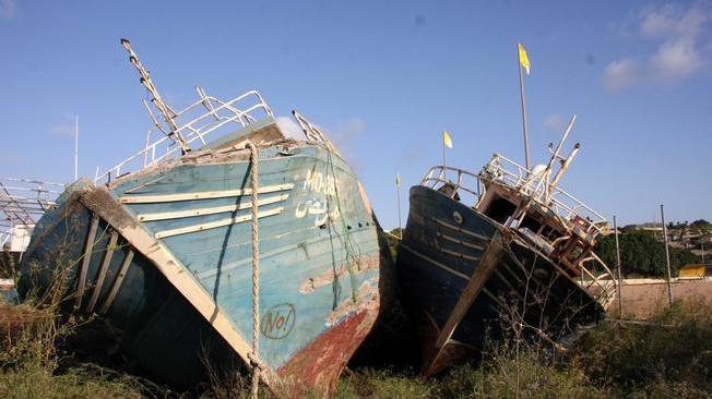 Migranti:barche ammassate provocano danni in porto Lampedusa