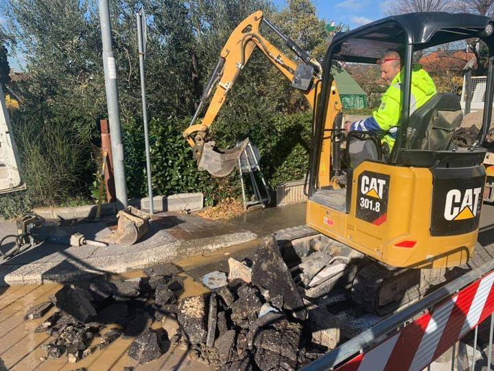 Gli operai al lavoro in via del Pino per un guasto alla rete idrica di Montelupo
