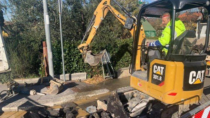 Gli operai al lavoro in via del Pino per un guasto alla rete idrica di Montelupo