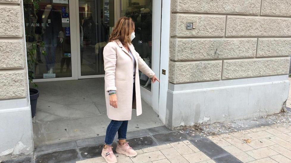 Guano in centro a Cecina e infezione per una commessa. Il sindaco: «Il proprietario del fondo deve garantire la bonifica»
