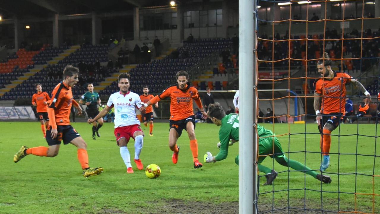 Un'azione di gioco in Pistoiese-Lucchese (Foto Gori)
