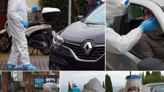 I tamponi rapidi nel drive-trough davanti alla sede della Misericordia a Lajatico