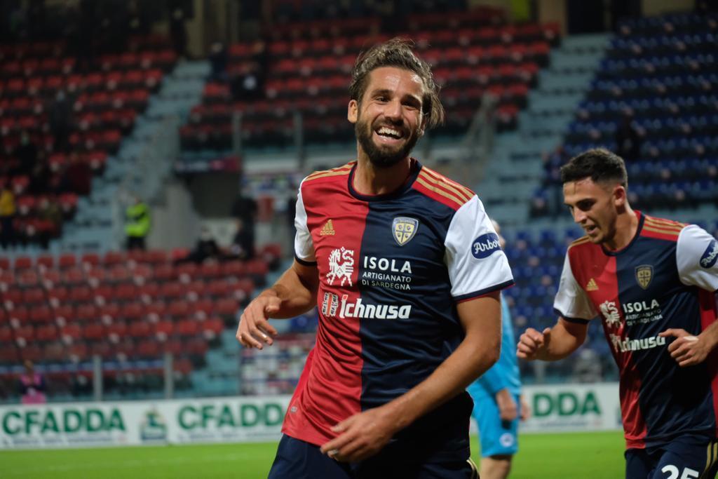 Pavoletti esulta dopo il gol di tacco del 2-1