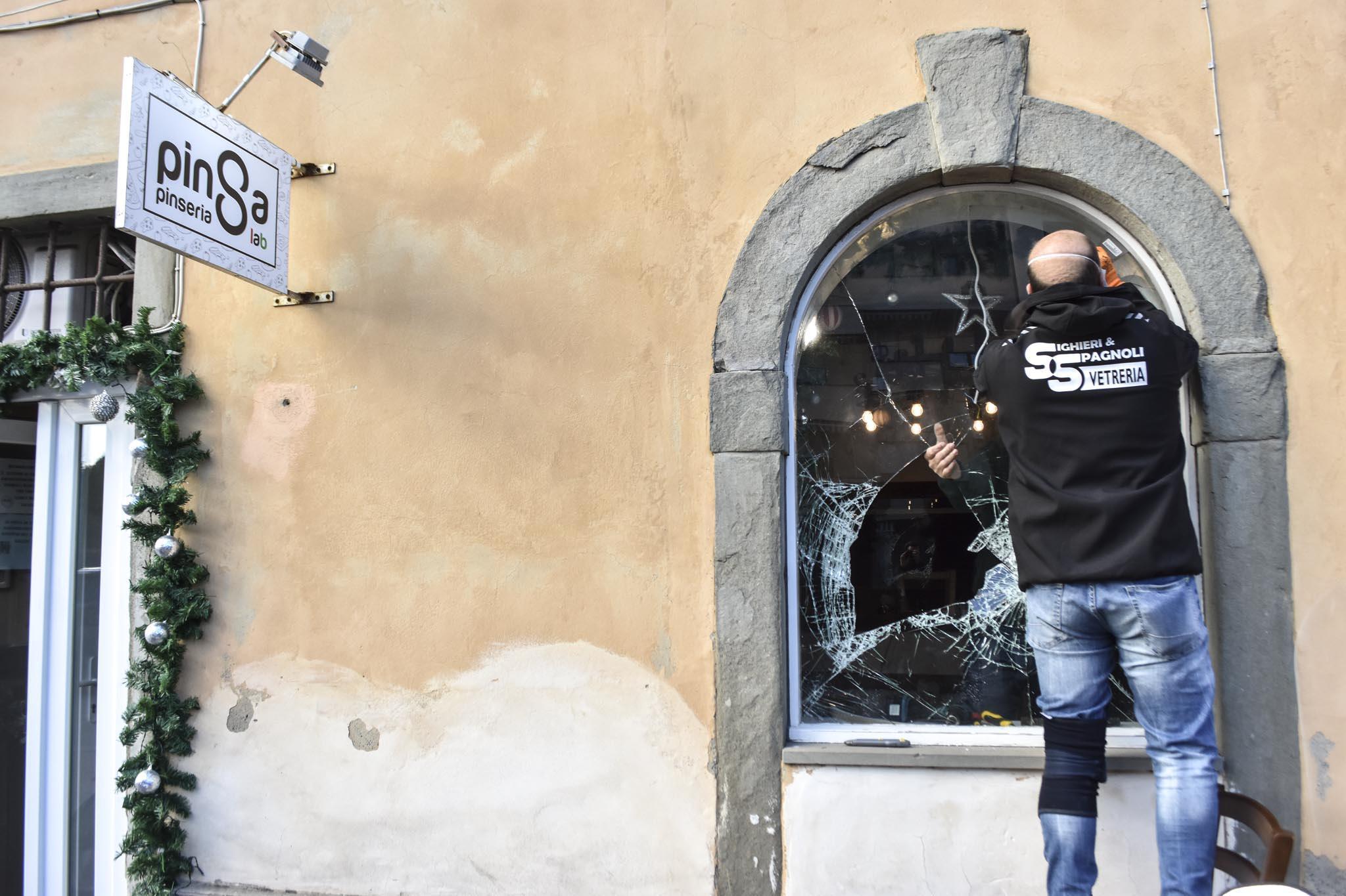 La sostituzione del vetro da Pinsalab (foto Michele Silvestri)