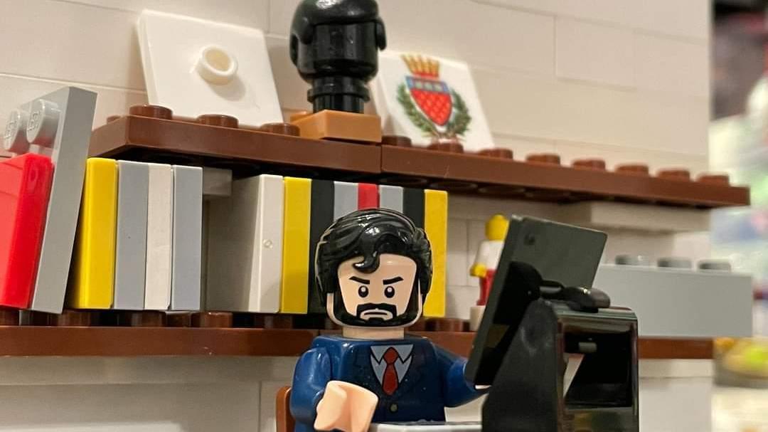 Il sindaco Biffoni in versione videoconferenza sui social realizzato coi mattoncini del Lego