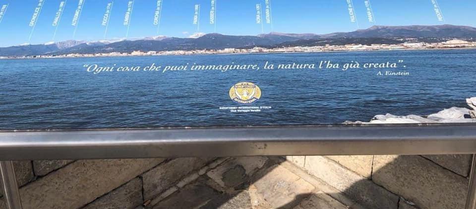 Svastiche e sfregi sul Molo di Viareggio al pannello con le Apuane 