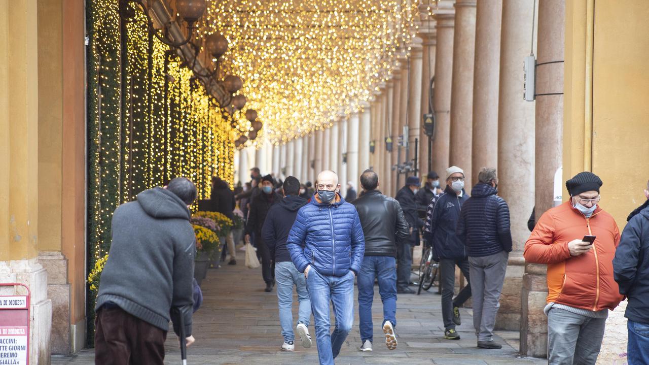 Modena, Covid, ancora 10 decessi Vaccino, caccia ai luoghi per la somministrazione