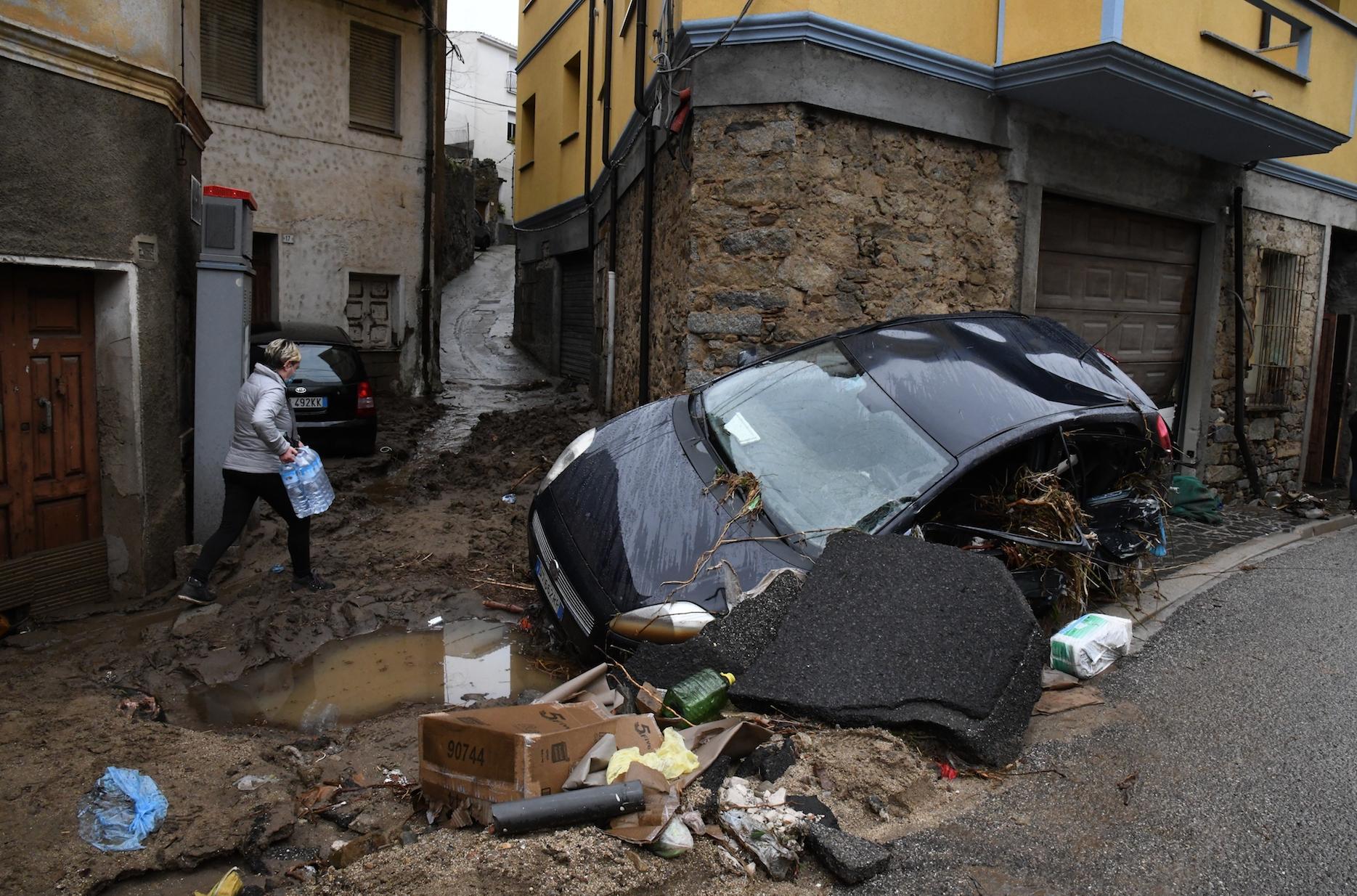 Alluvione a Bitti, viaggio tra le vie sommerse dal fango: il racconto di chi ha perso tutto