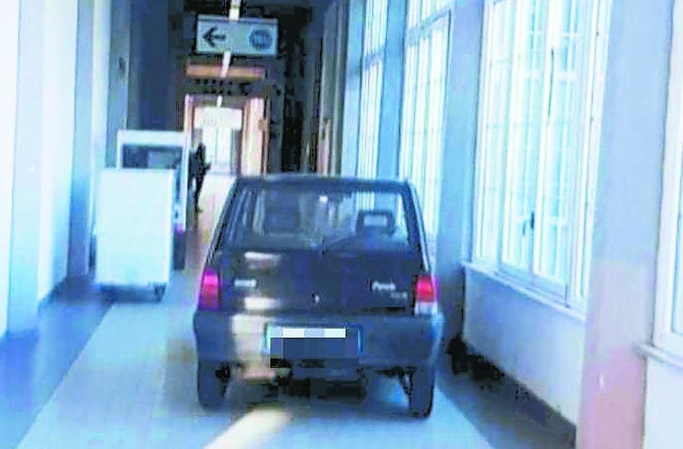 Un garage? No Da lì passano le lettighe